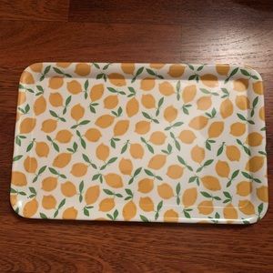 Patterned plastic tray
